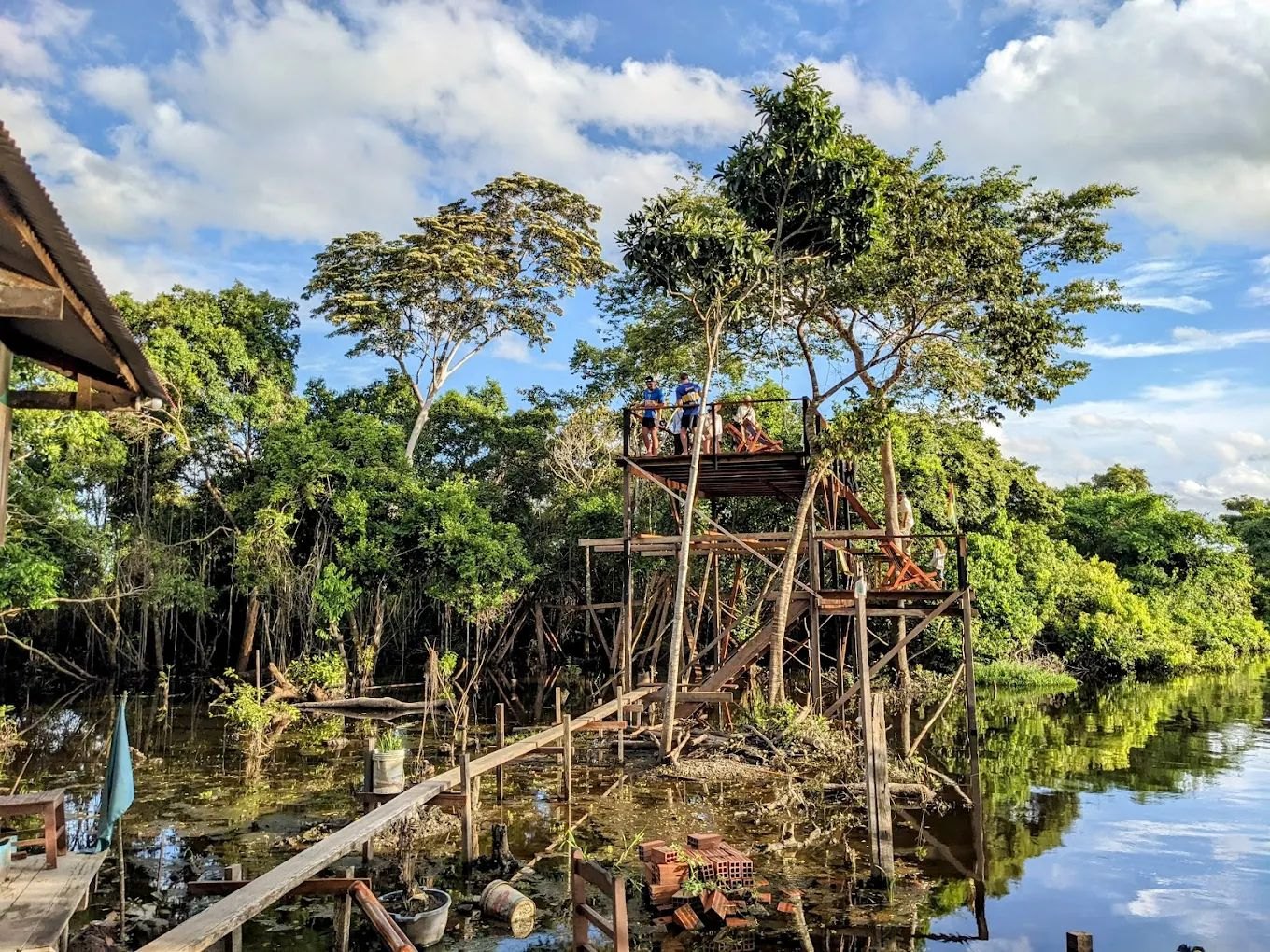 Een lodge tussen het groen aan een rivier in de Boliviaanse Amazone